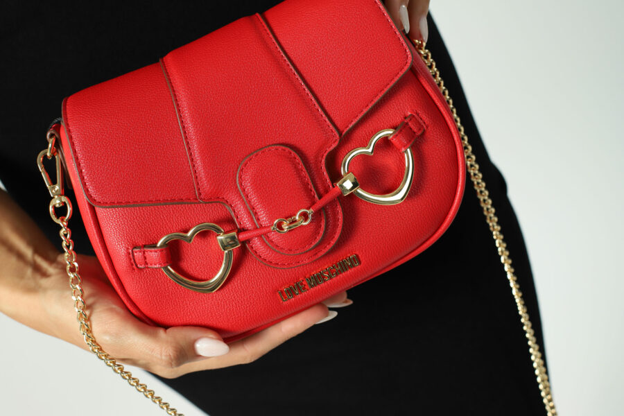 Red shoulder bag with mini logo and hearts in golden metal - Photos 2410