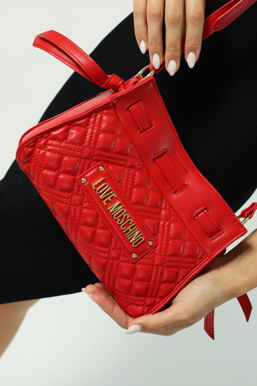 Red quilted shoulder bag with chain and logo - Photos 2413
