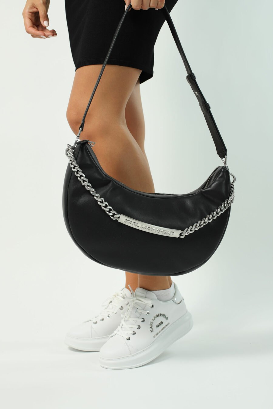 Black hobo bag with silver chain - Photos 2422