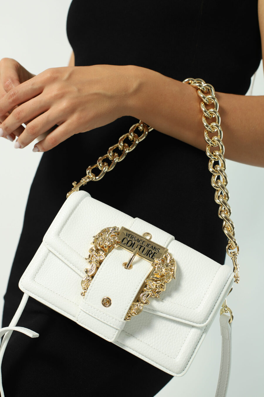 White shoulder bag with chain and baroque buckle - Photos 2471