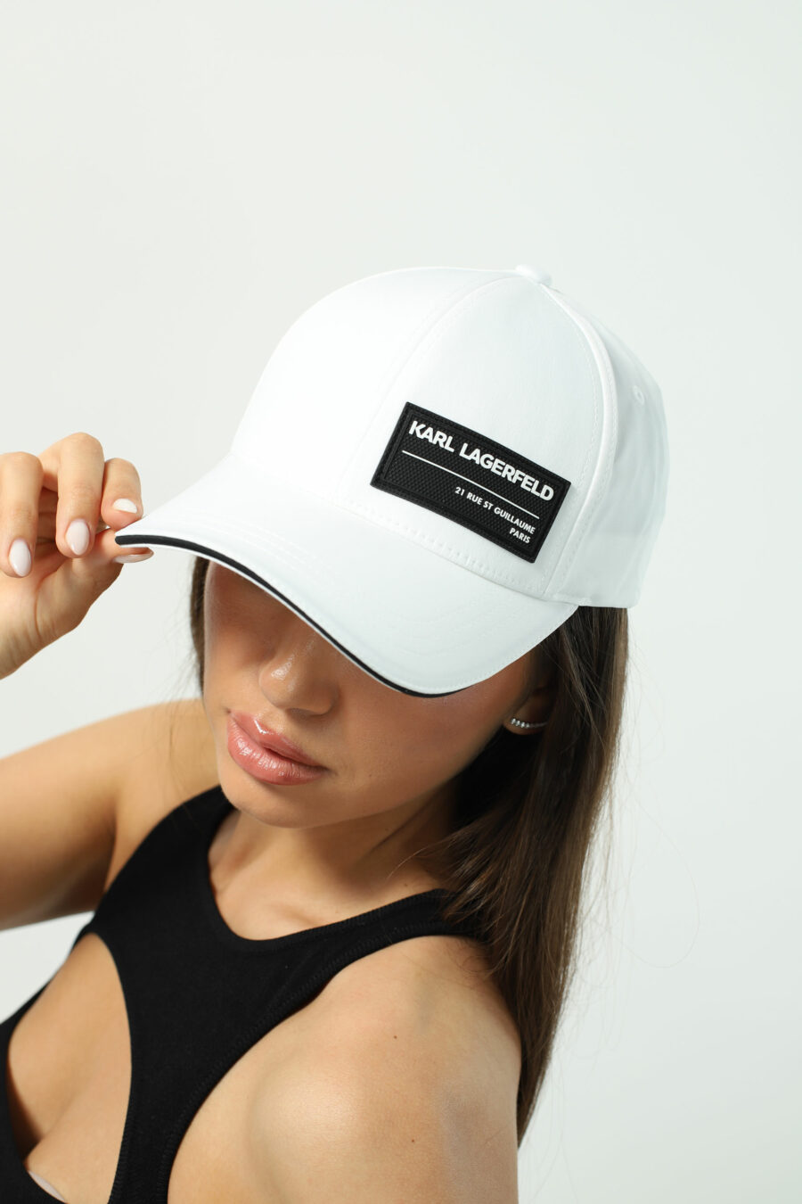 White cap with logo label - Photos 2525