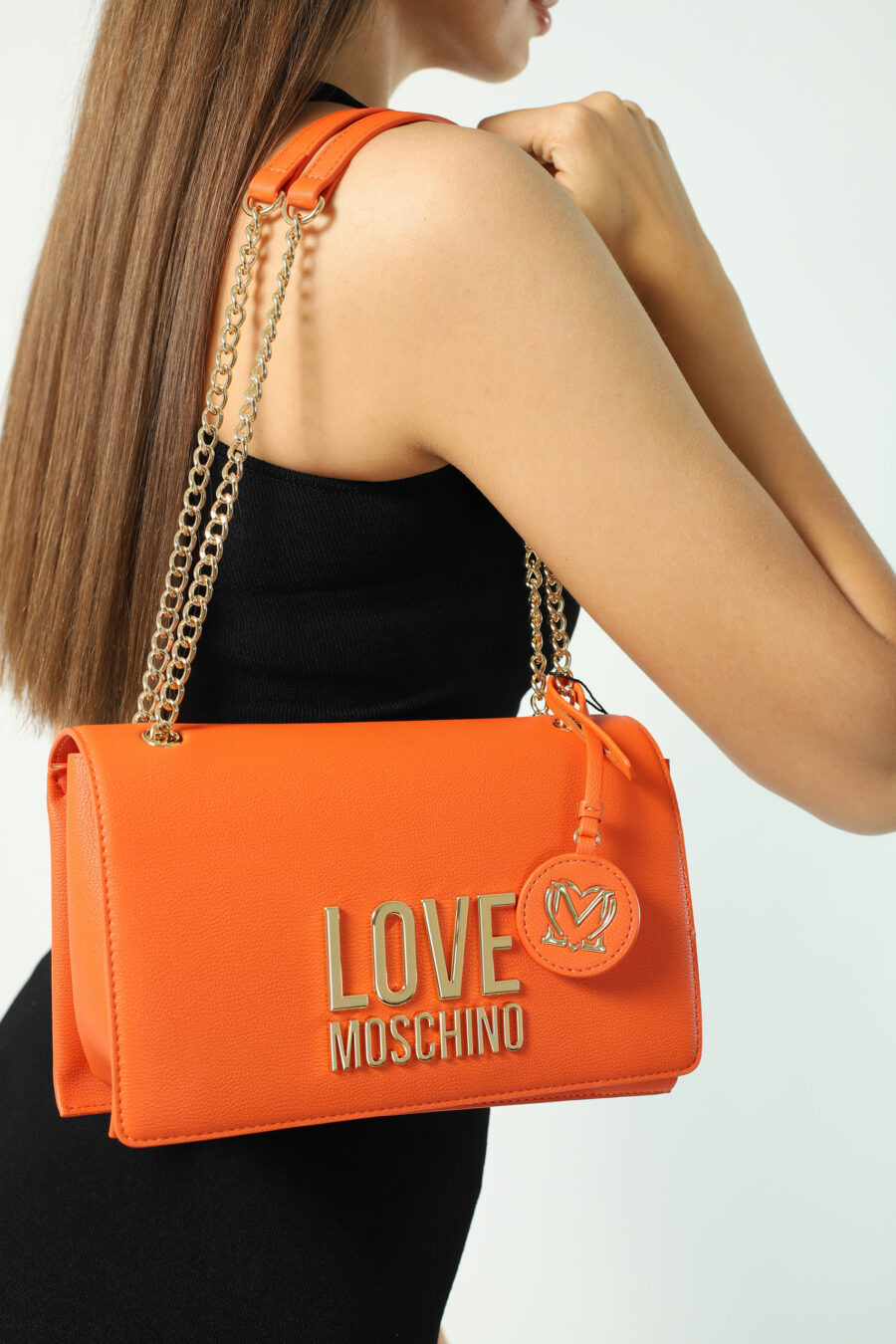 Orange shoulder bag with chain and lettering logo - Photos 2576