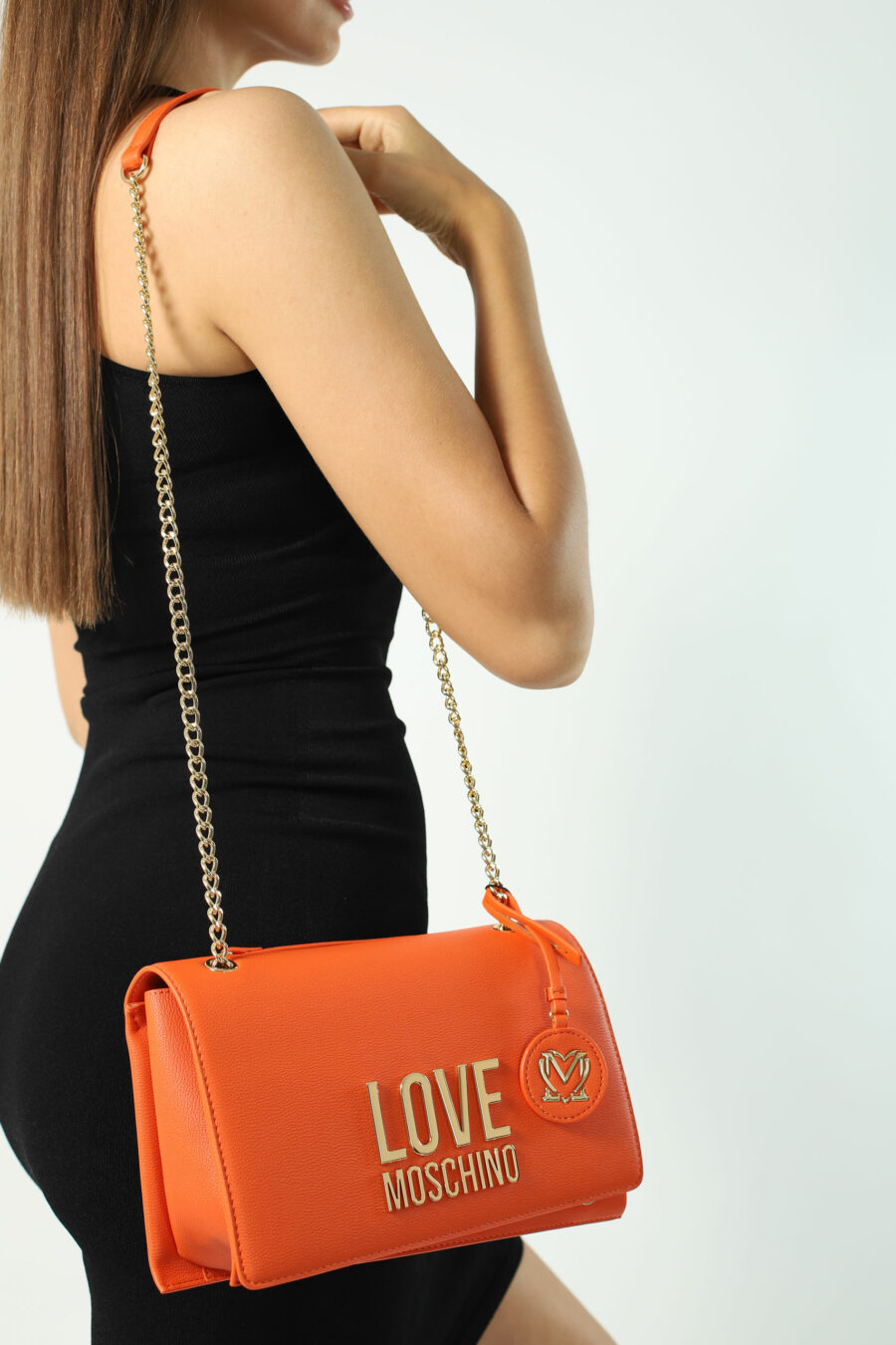 Orange shoulder bag with chain and lettering logo - Photos 2577
