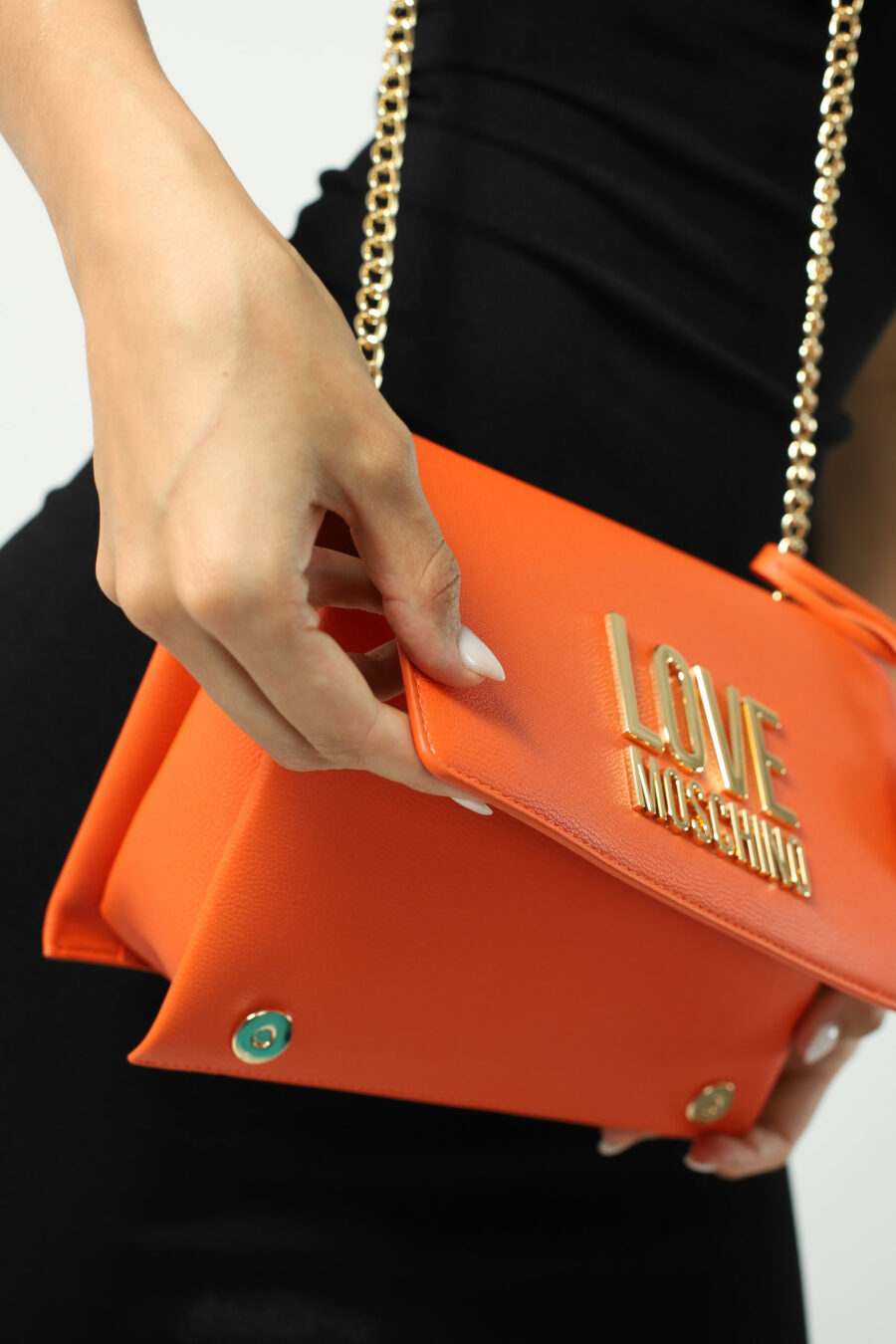 Orange shoulder bag with chain and lettering logo - Photos 2578