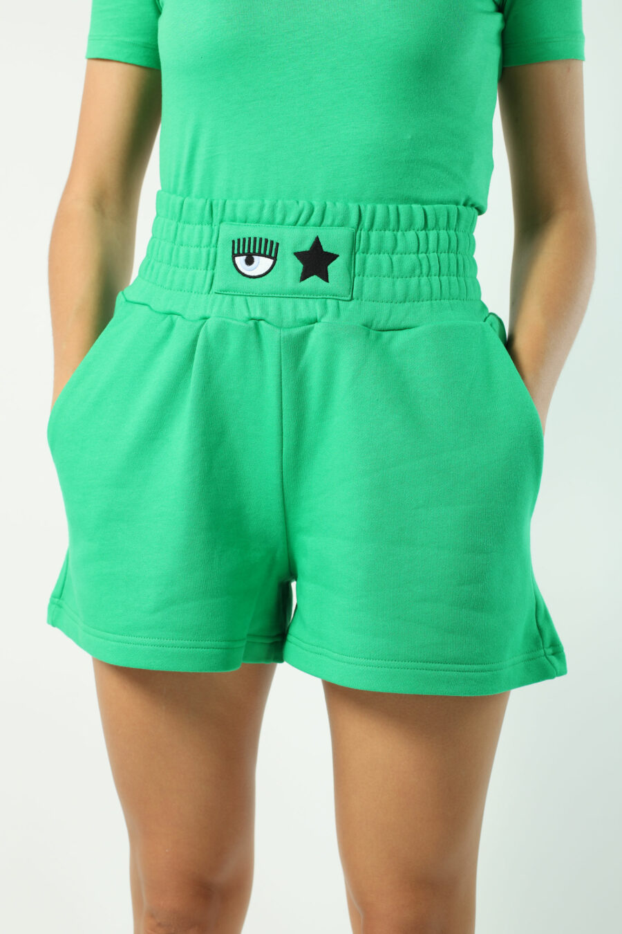 Pantalón de chándal verde corto con logo ojo y estrella - Photos 2579