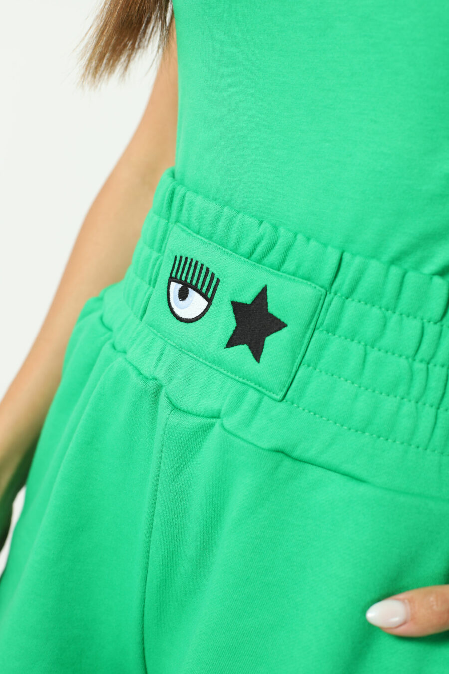 Pantalón de chándal verde corto con logo ojo y estrella - Photos 2581