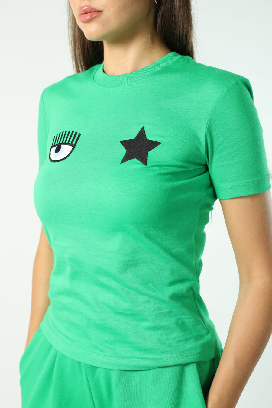 T-shirt verde claro com o logótipo do olho e da estrela - Fotos 2584