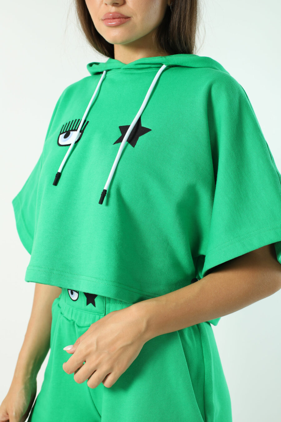 Sudadera manga corta verde con capucha y logo ojo y estrella - Photos 2593