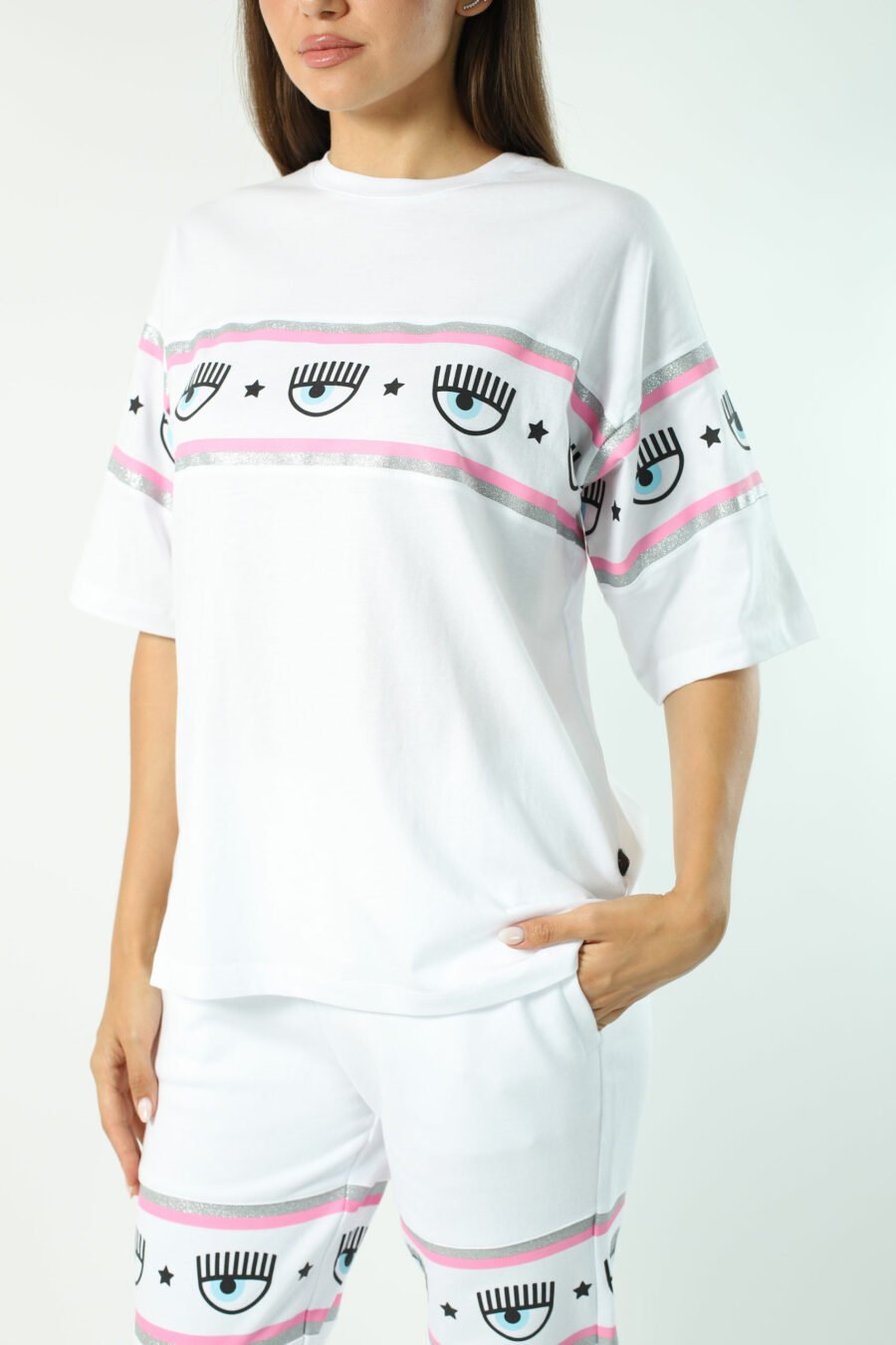 White wide sleeve T-shirt with eye logo on ribbon - Photos 2660