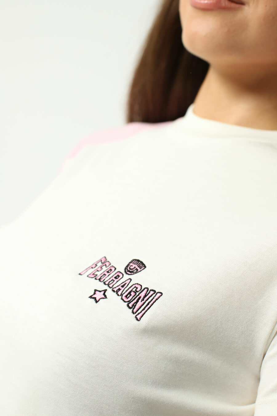 Camiseta blanca con minilogo rosa "ferragni" - Photos 2674