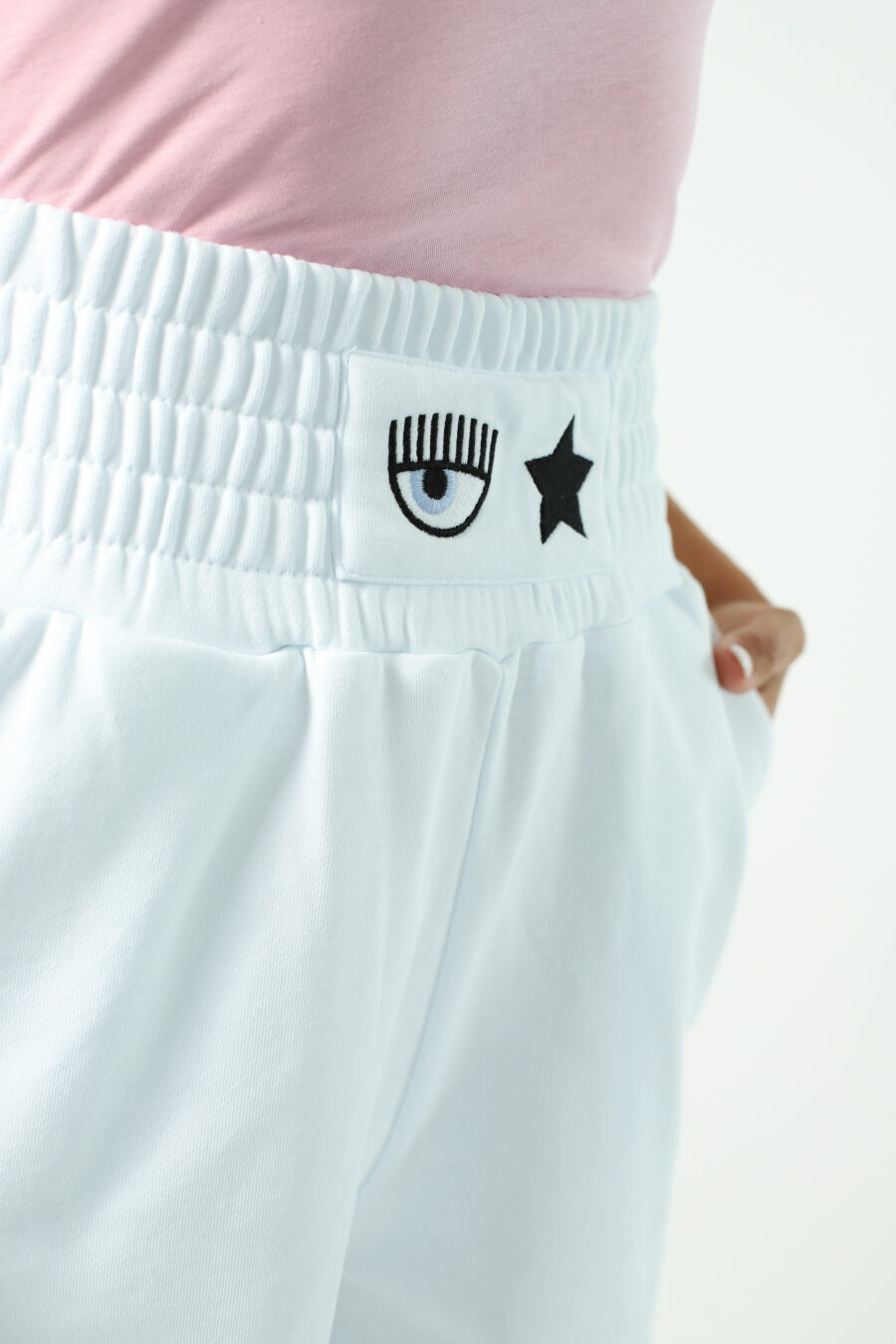 Pantalón de chándal blanco corto con logo ojo y estrella - Photos 2703