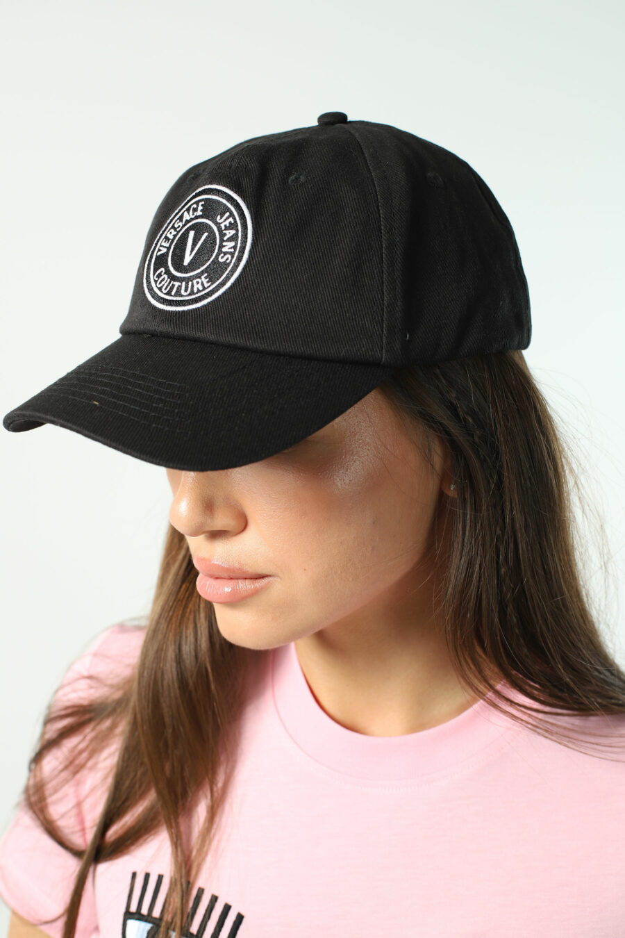 Schwarze Kappe mit weißem kreisförmigen Logo - Fotos 2716