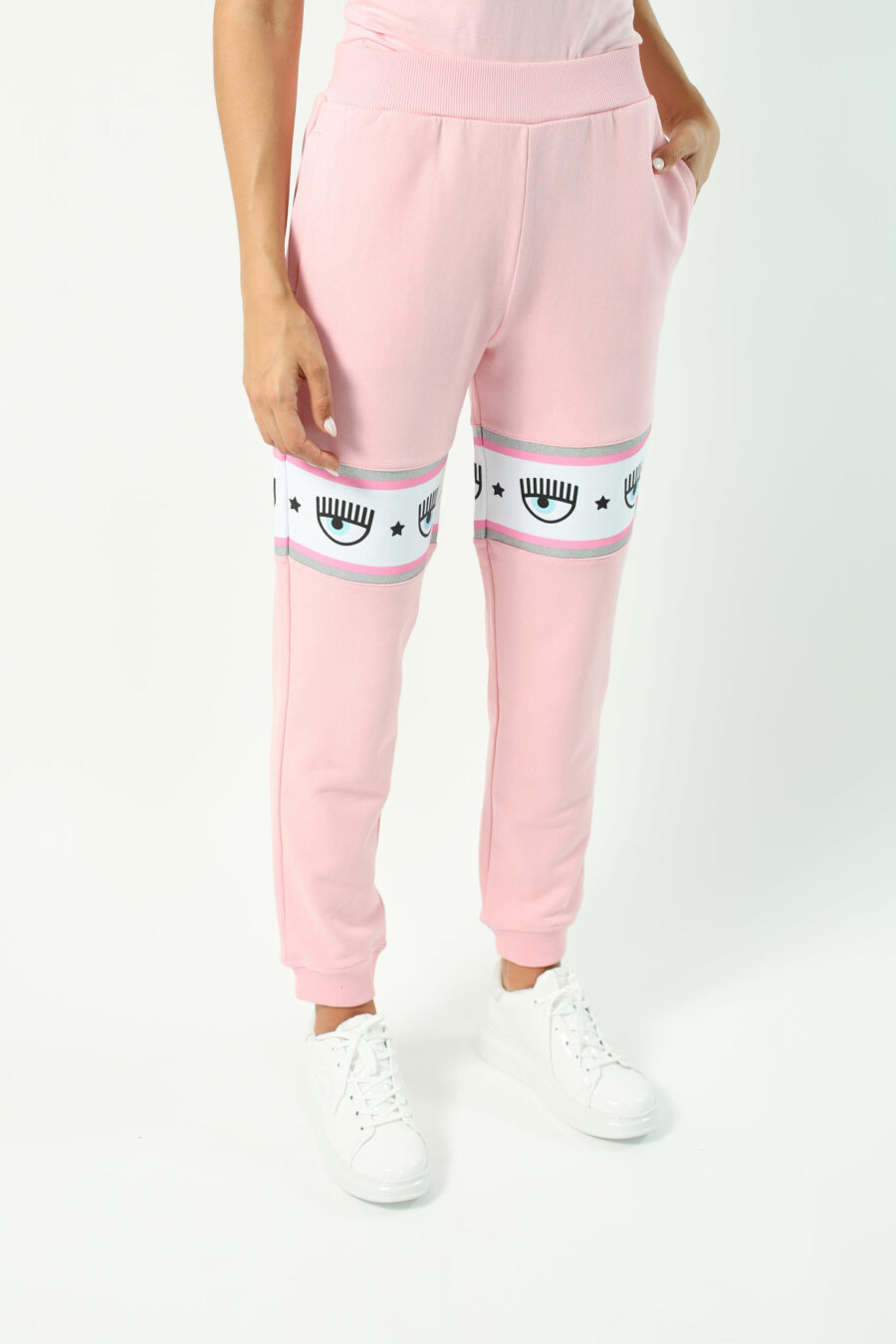 Pink tracksuit bottoms with hood and white and silver ribbon logo" - Photos 2724