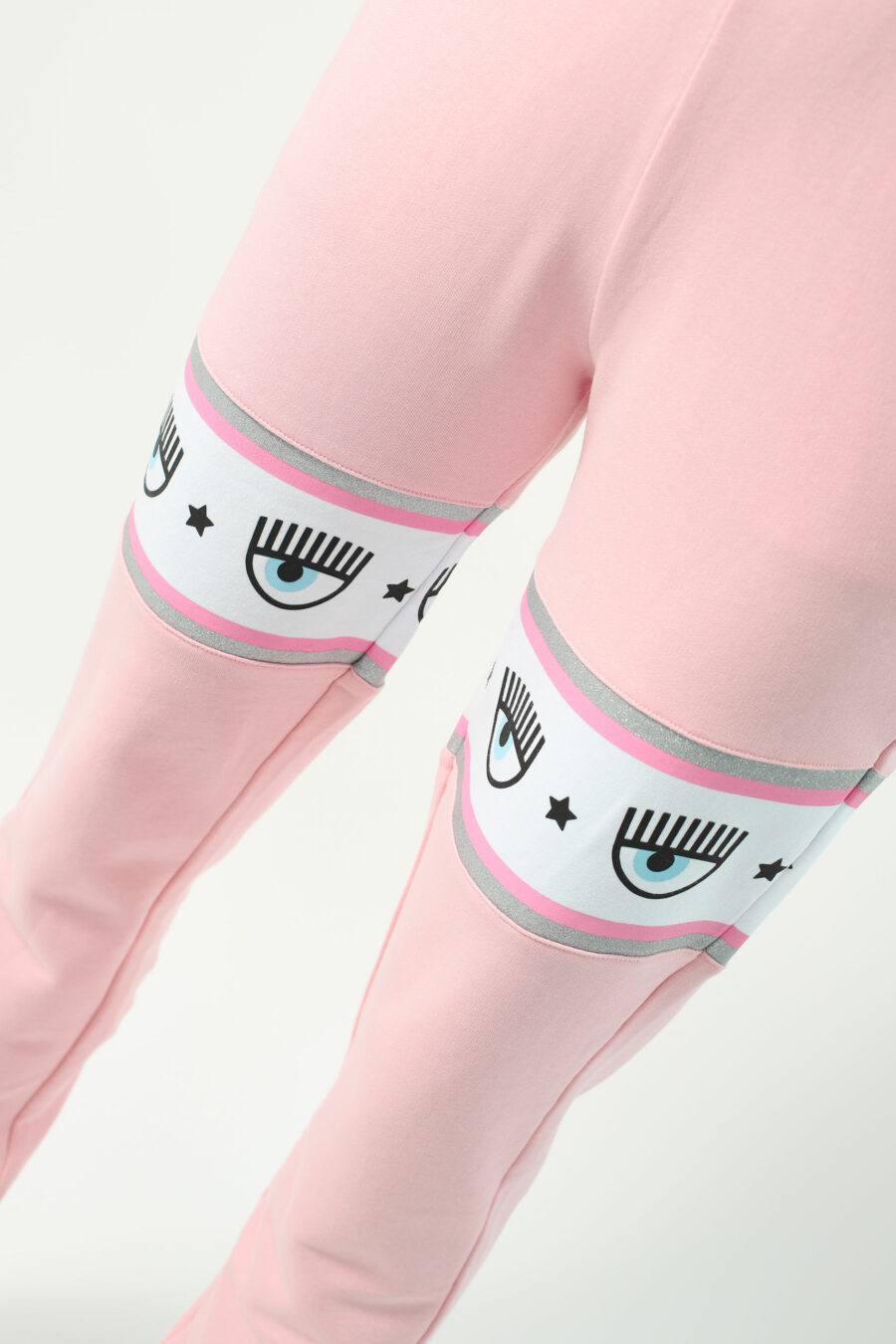 Pink tracksuit bottoms with hood and white and silver ribbon logo" - Photos 2726