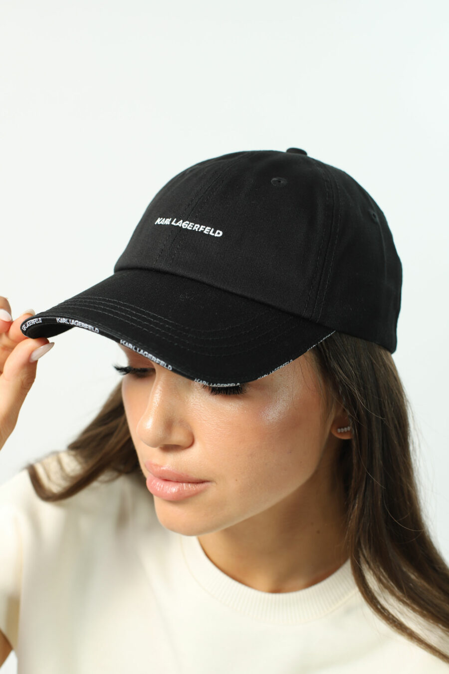 Gorra negra con logo en la visera "essential" - Photos 2758