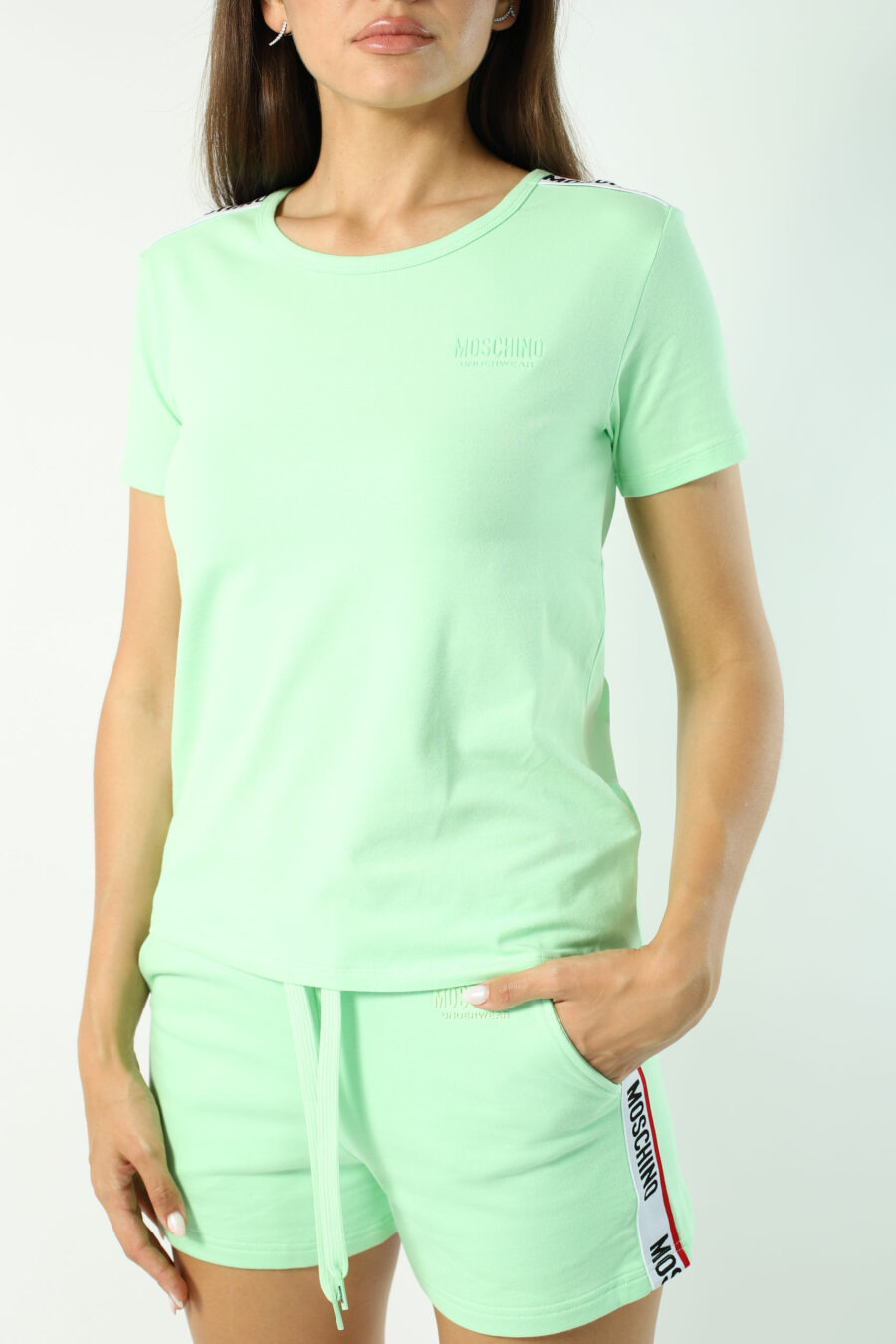 Mintgrünes, schmal geschnittenes T-Shirt mit Logoband an den Schultern - Fotos 2789