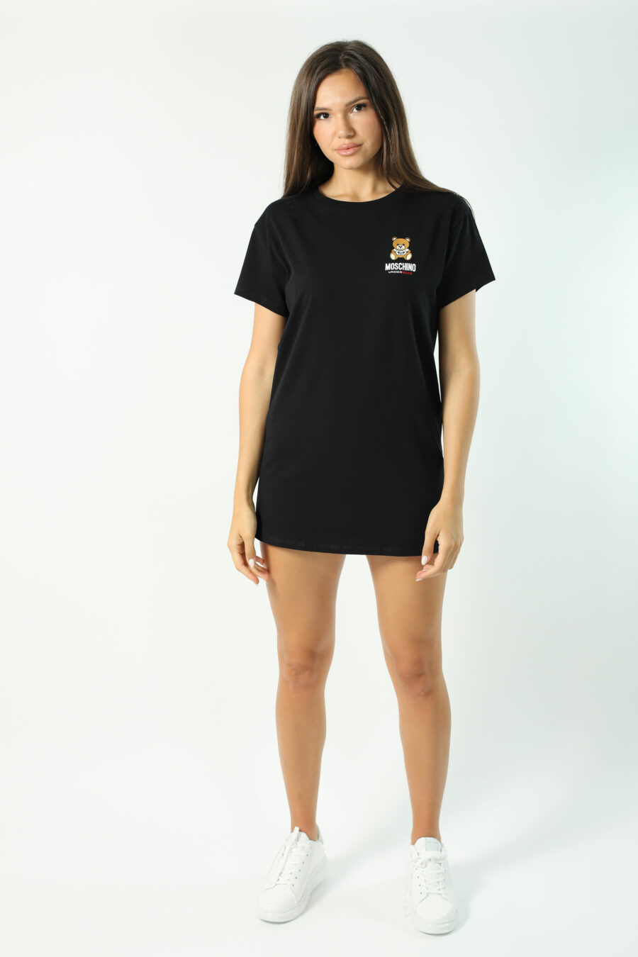 Schwarzes Maxi-T-Shirt mit Mini-Logo-Bär unterm Arm - Fotos 2802