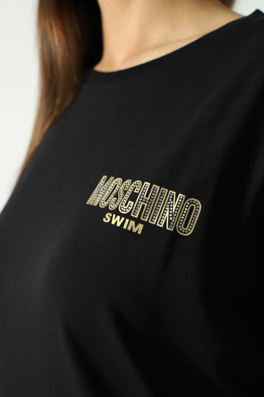 Black maxi t-shirt with gold mini-logo in rhinestones - Photos 2822