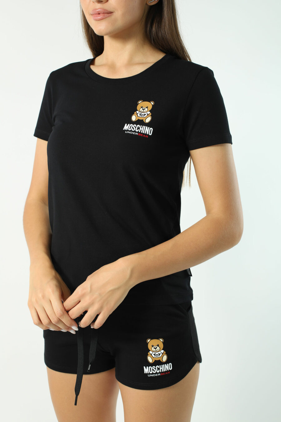 Schwarzes Slim Fit T-Shirt mit Unterbär-Logo - Fotos 2851