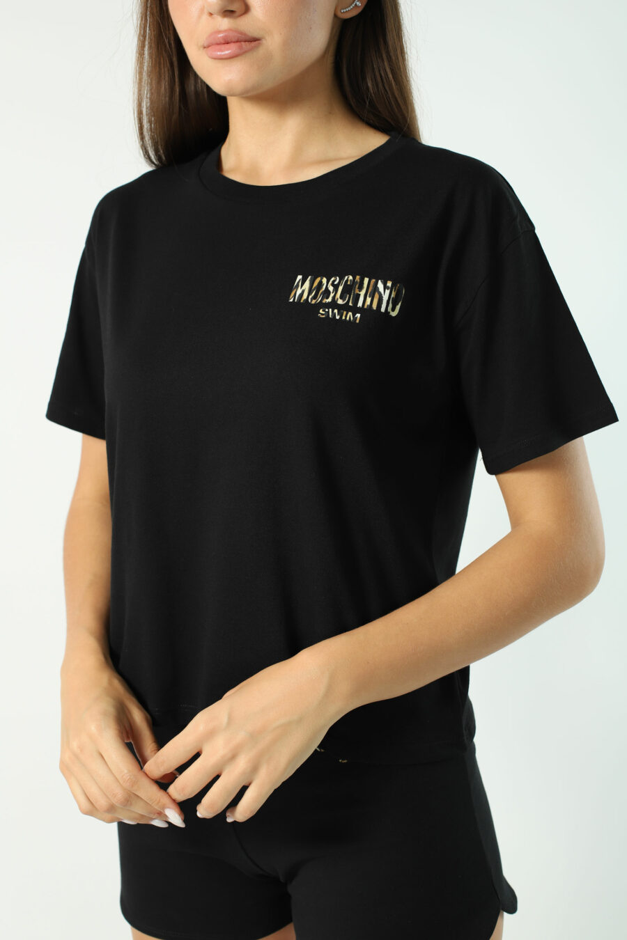 Schwarzes T-Shirt mit goldenem Mini-Logo mit Strasssteinen und Frontknoten - Fotos 2866