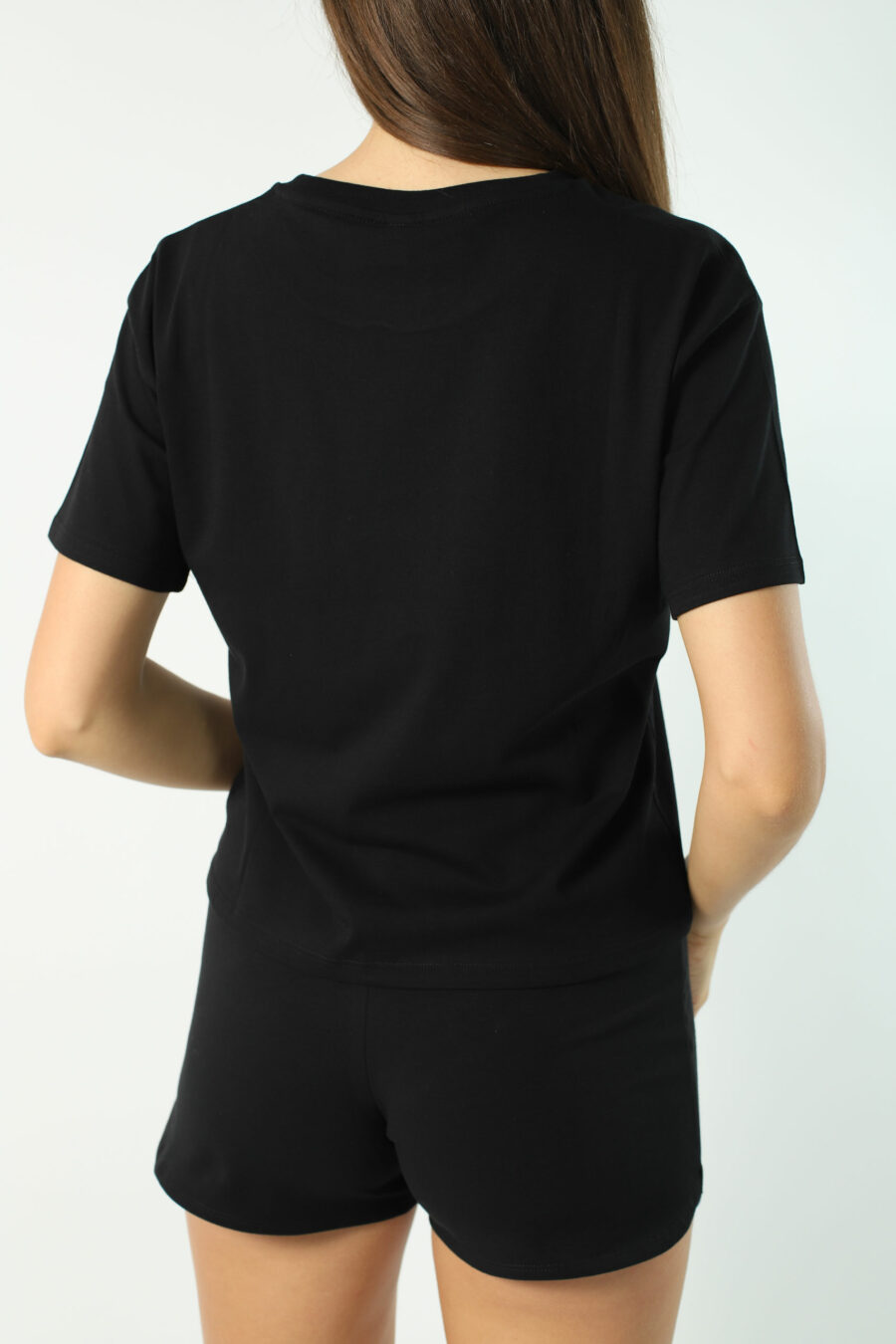 Camiseta negra con minilogo dorado con strass y nudo frontal - Photos 2867