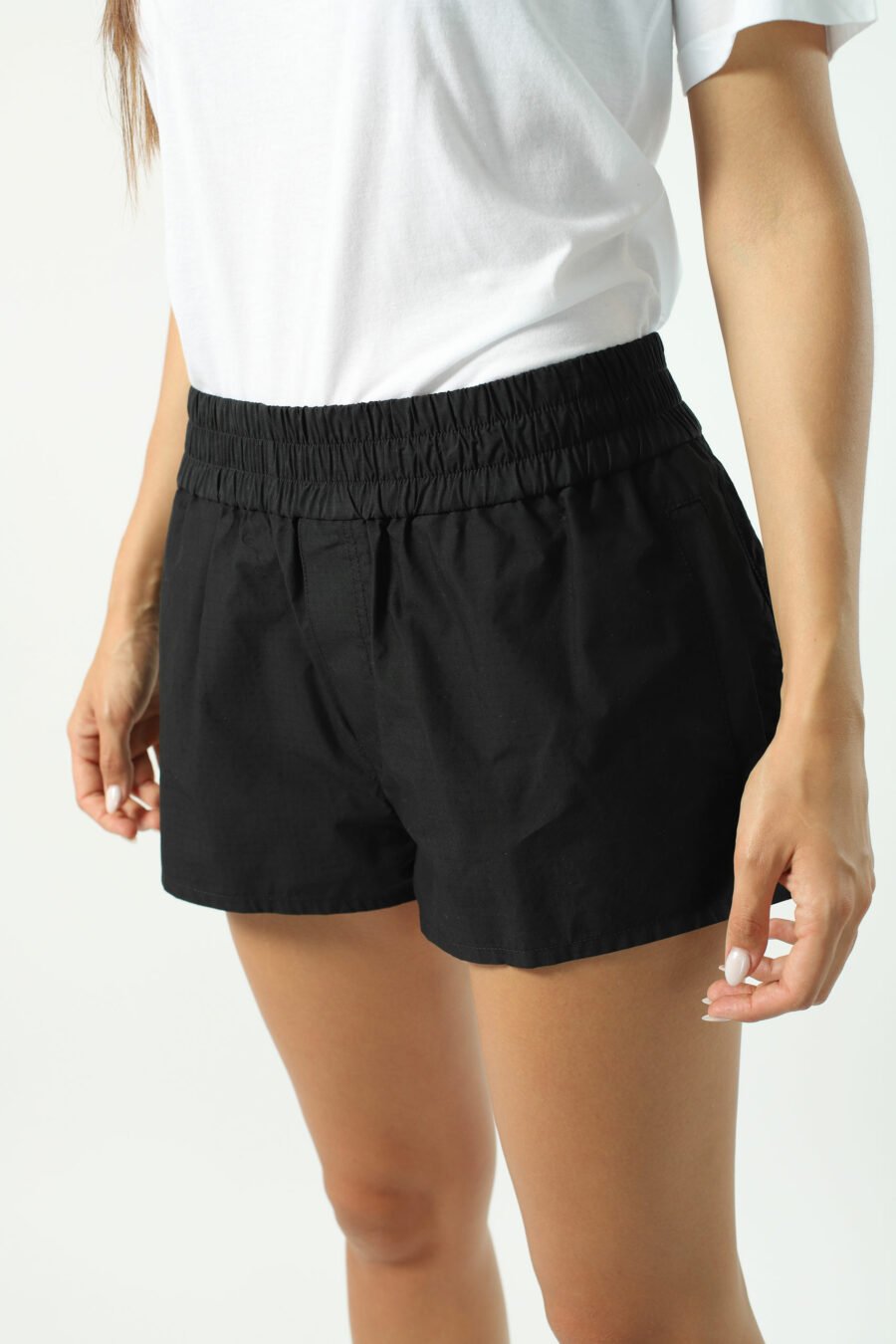 Schwarze Shorts mit mehrfarbigem Mini-Logo - Fotos 2929