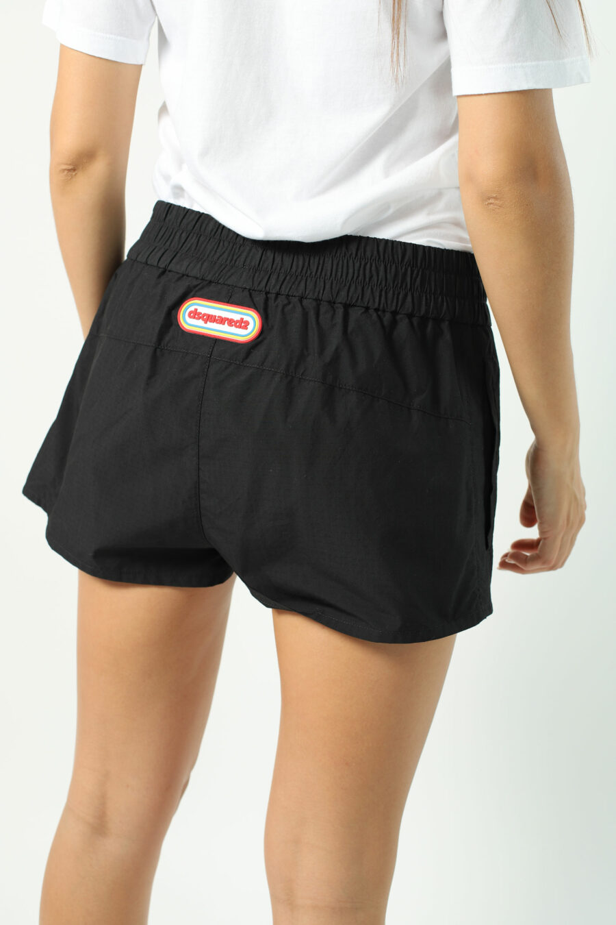 Schwarze Shorts mit mehrfarbigem Mini-Logo - Fotos 2930