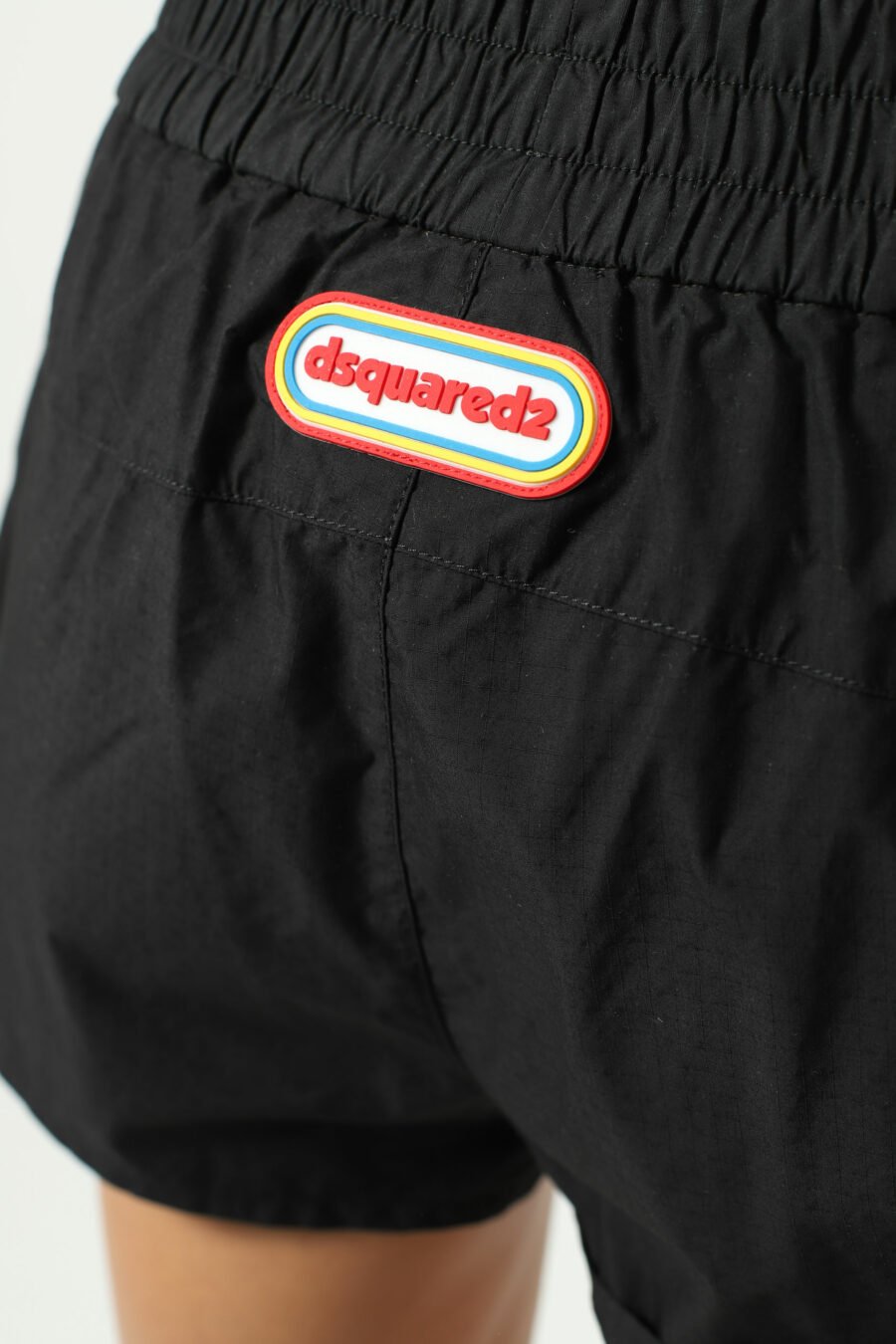 Schwarze Shorts mit mehrfarbigem Mini-Logo - Fotos 2931