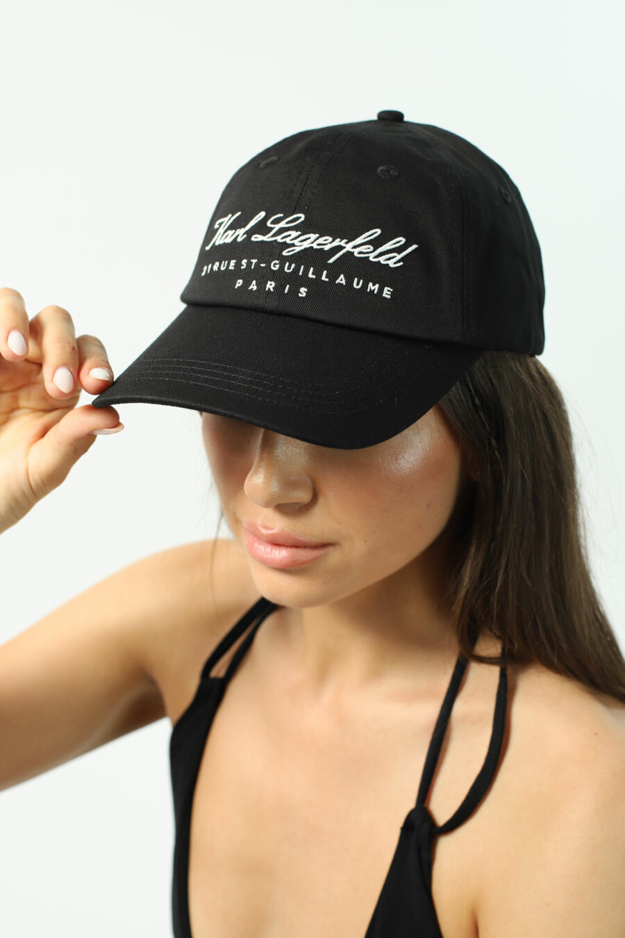 Black cap with calligraphic "hotel" logo - Photos 3017