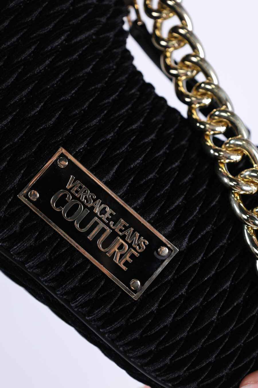 Bolso bandolera negro de terciopelo estilo hobo con cadena y logo en placa - 361223054662201725