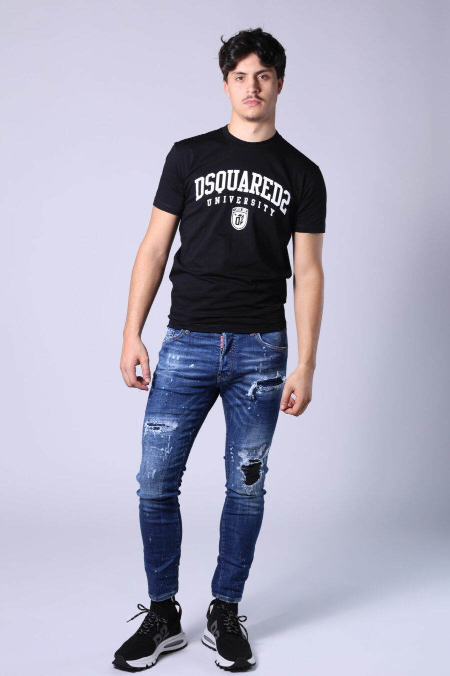 Camiseta negra con maxilogo "university" blanco - Untitled Catalog 05237
