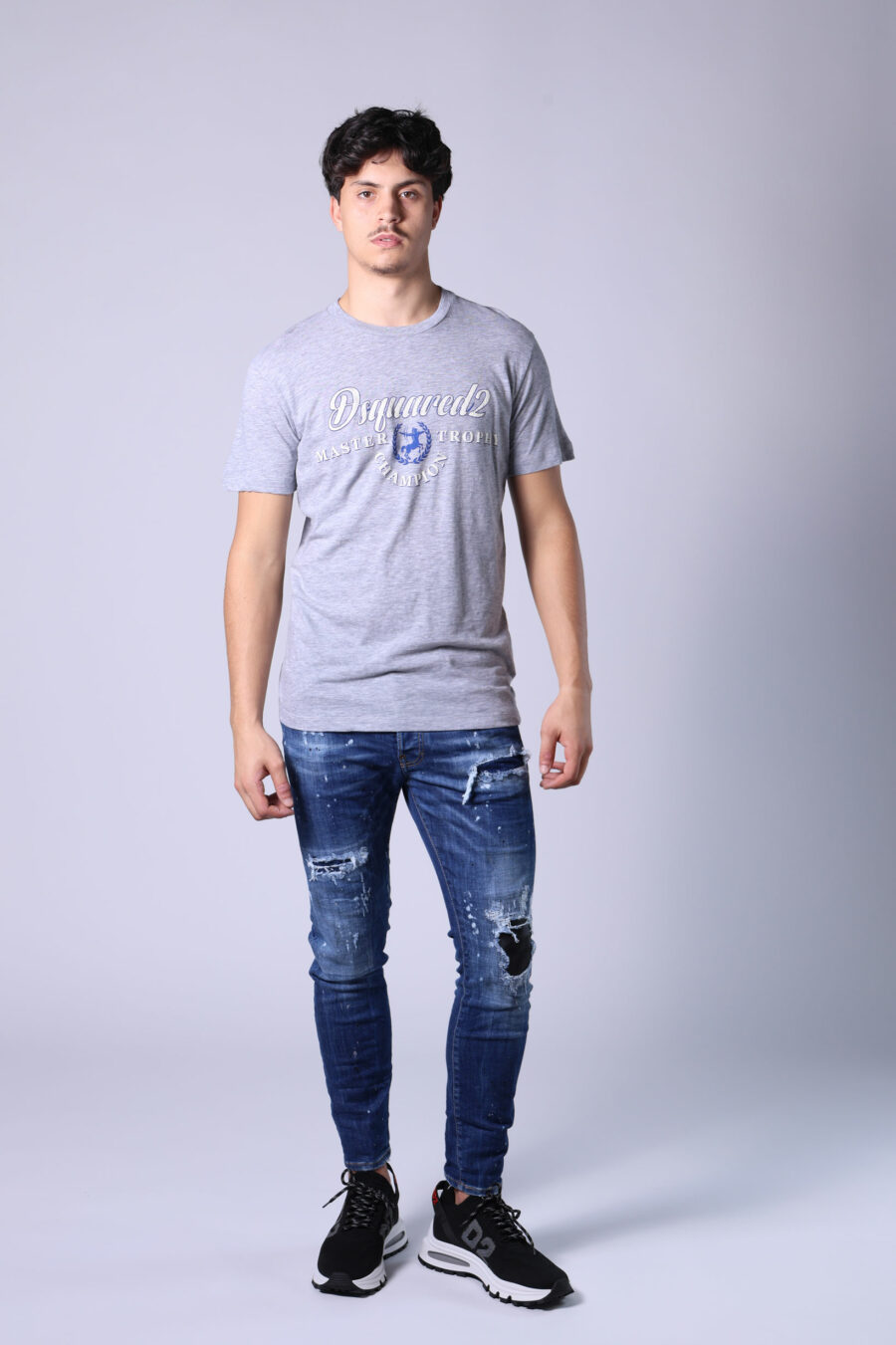 Graues T-Shirt mit klassisch blauem Maxilogo - Untitled Catalog 05249