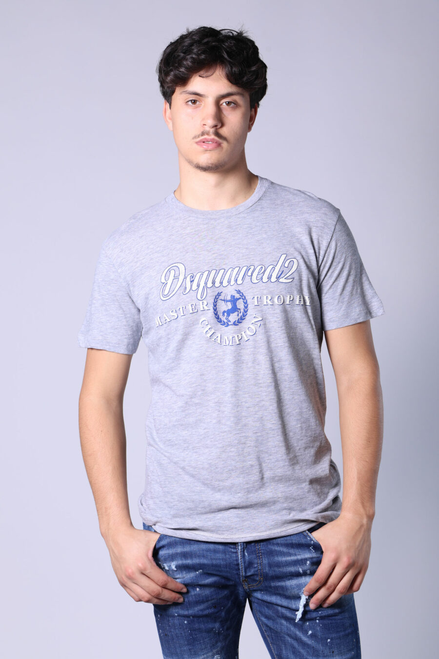 T-shirt cinzenta com maxilogue azul clássico - Untitled Catalog 05250