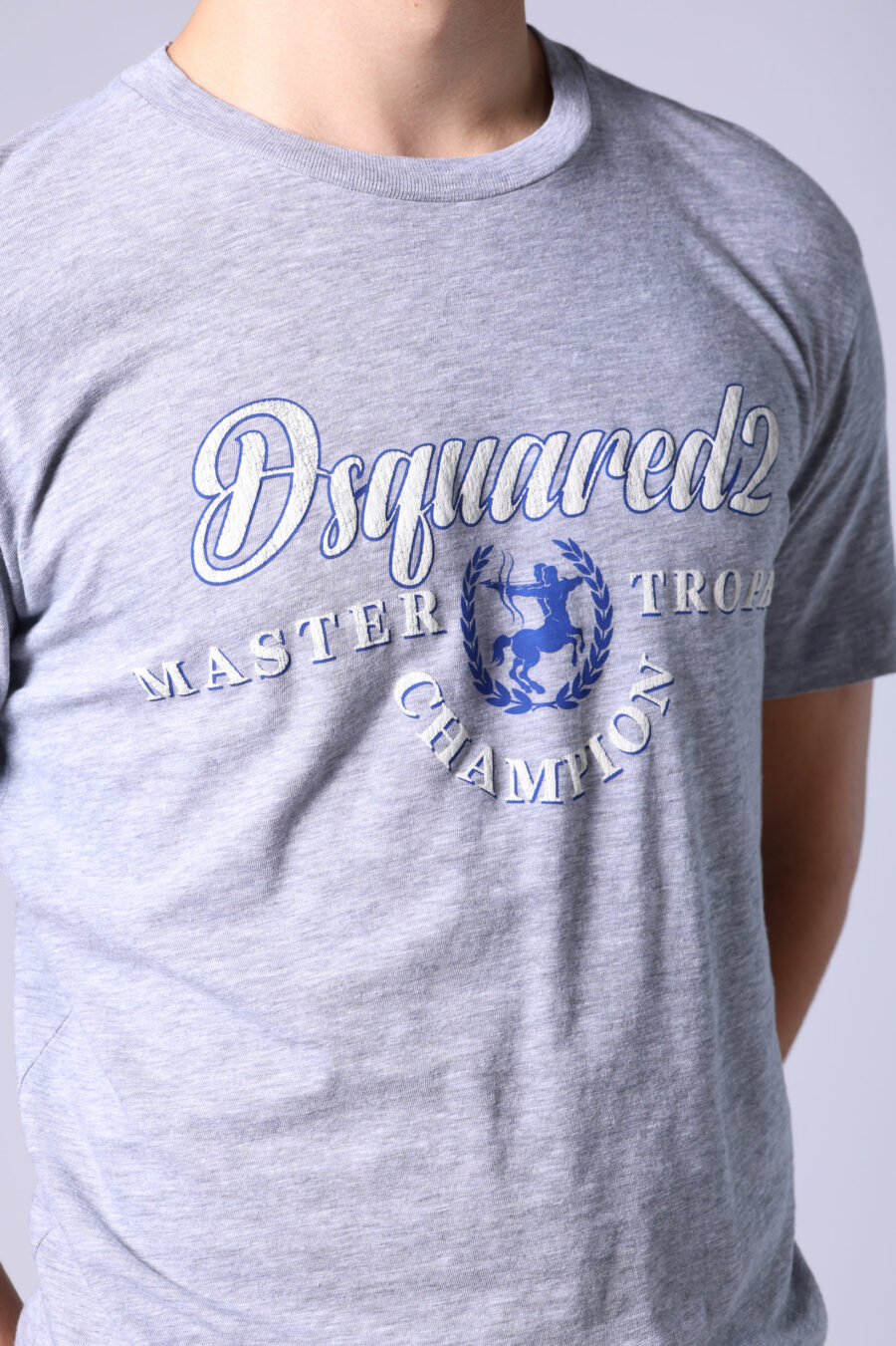 Graues T-Shirt mit klassisch blauem Maxi-Logo - Untitled Catalog 05251