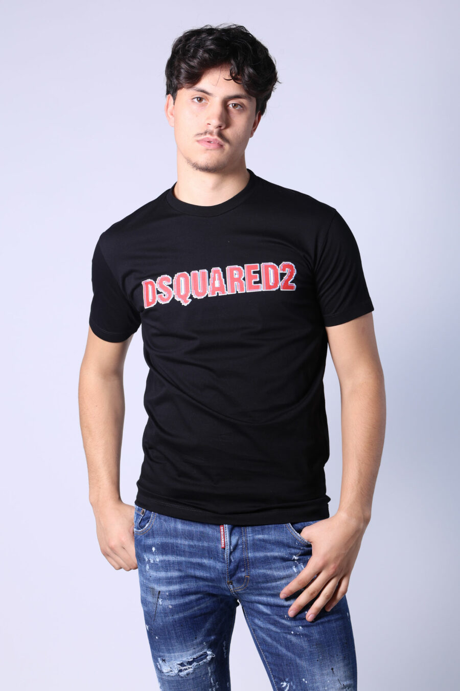 T-shirt preta com logótipo vermelho - Untitled Catalog 05306
