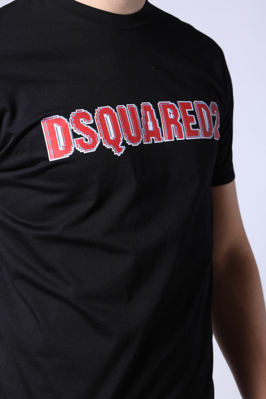 T-shirt preta com logótipo vermelho - Untitled Catalog 05308