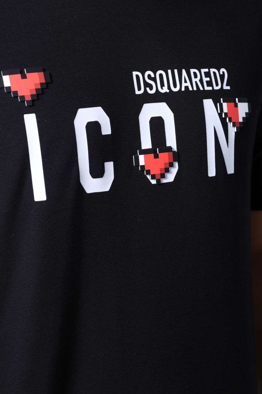 Camiseta negra con maxilogo "icon heart pixel" - Untitled Catalog 05333
