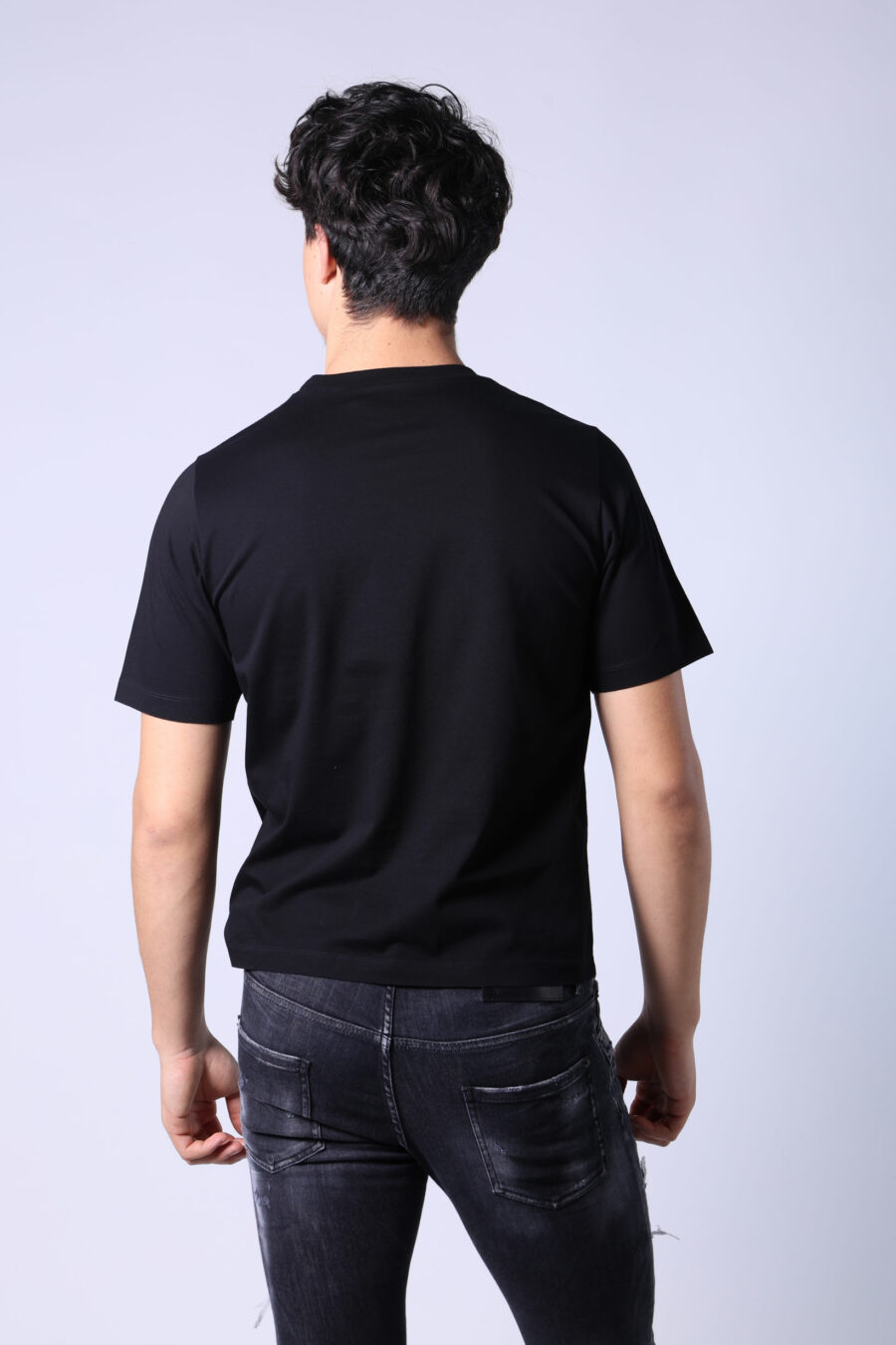 Camiseta negra con maxilogo "icon heart pixel" - Untitled Catalog 05334