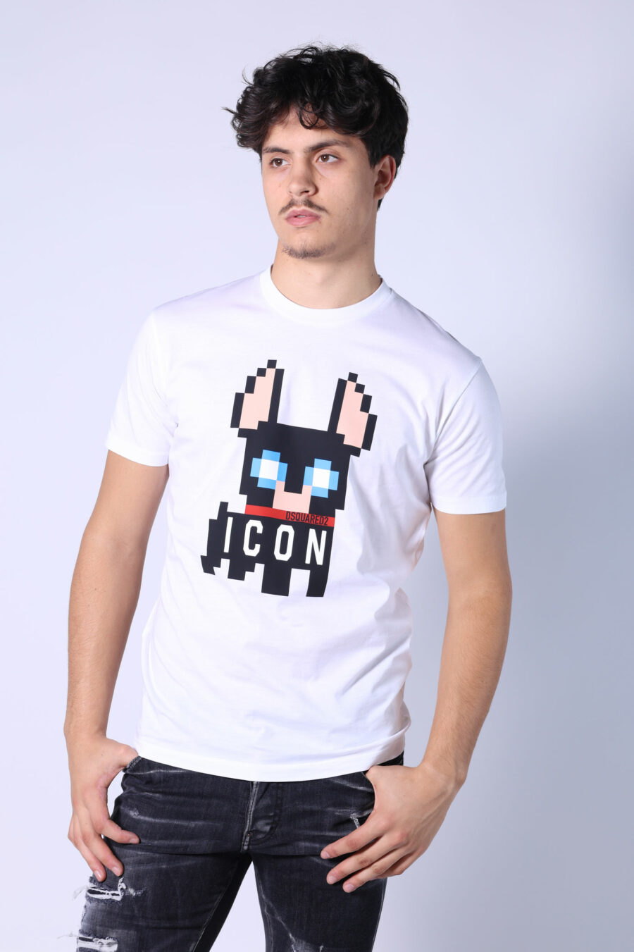 Camiseta blanca con maxilogo perro "Pixeled" - Untitled Catalog 05337