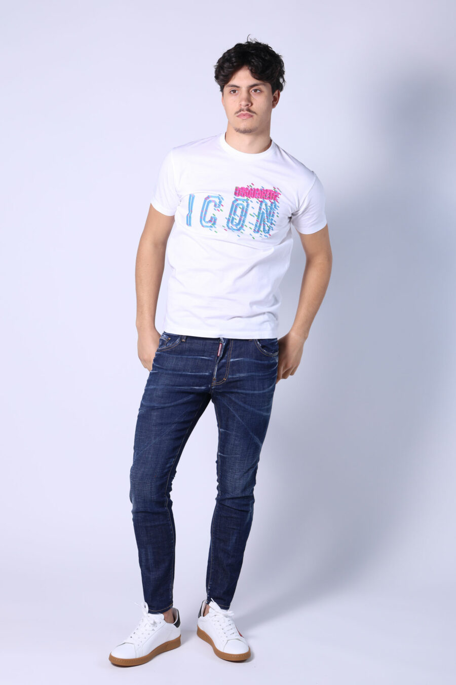 Camiseta blanca con maxilogo "icon pixeled" turquesa y fucsia - Untitled Catalog 05352