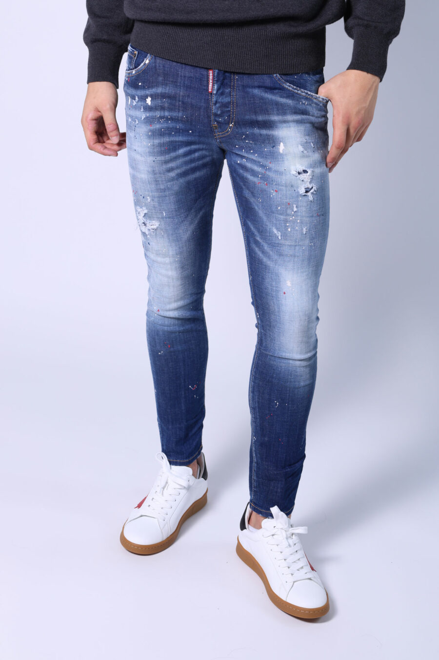Jeans bleu "skater" semi-usé avec peinture et déchirures - Sans titre Catalogue 05391