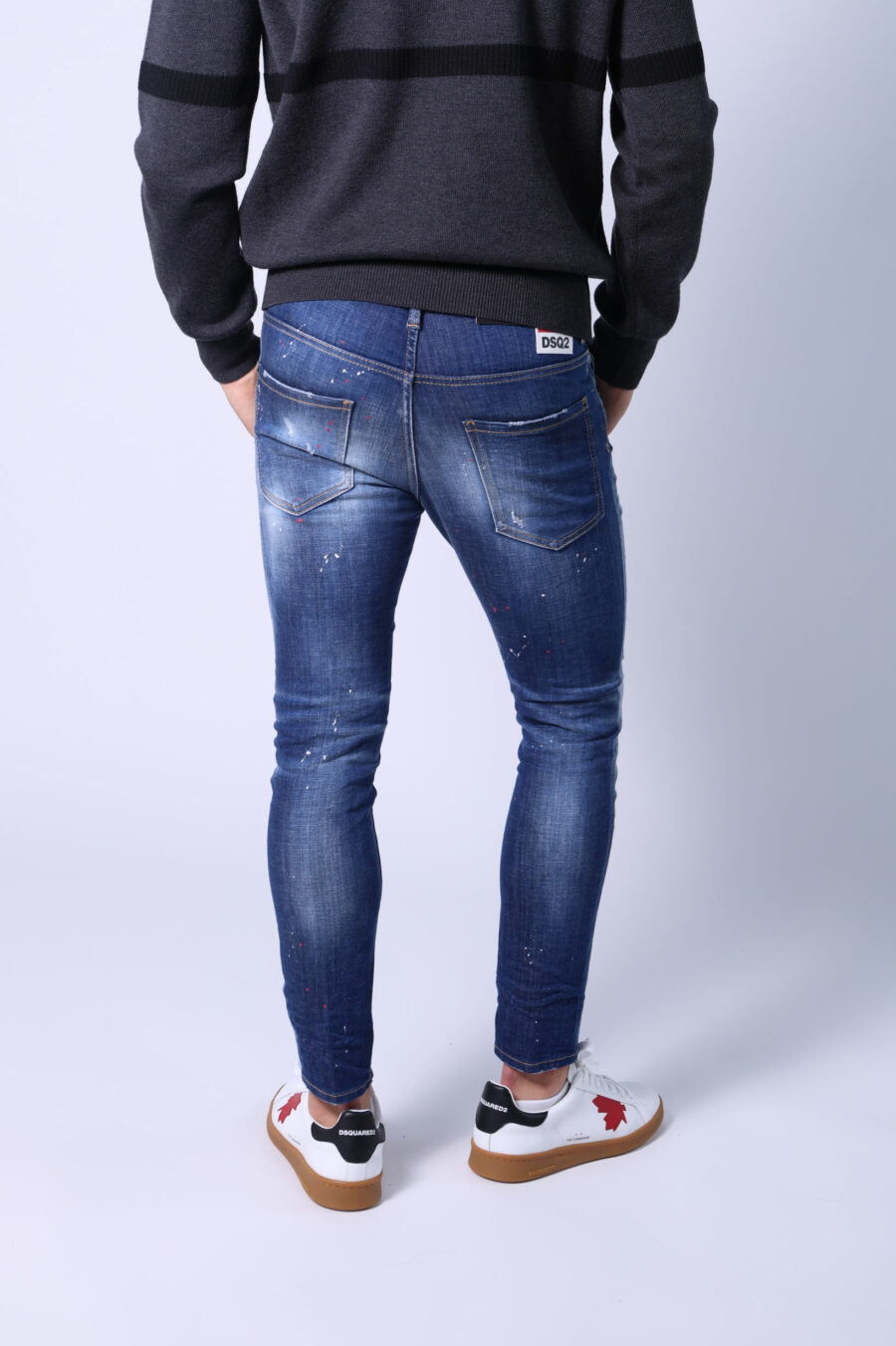 Jeans bleu "skater" semi-usé avec peinture et déchirures - Sans titre Catalogue 05393