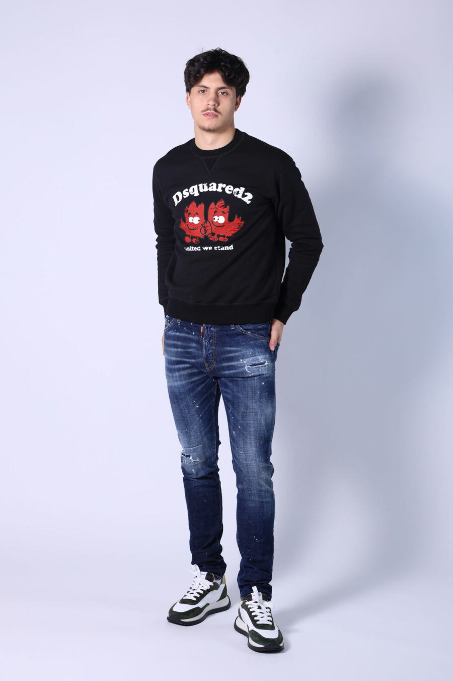 Schwarzes Sweatshirt mit rotem Maxi-Logo mit abgenutzten Blättern - Untitled Catalog 05407