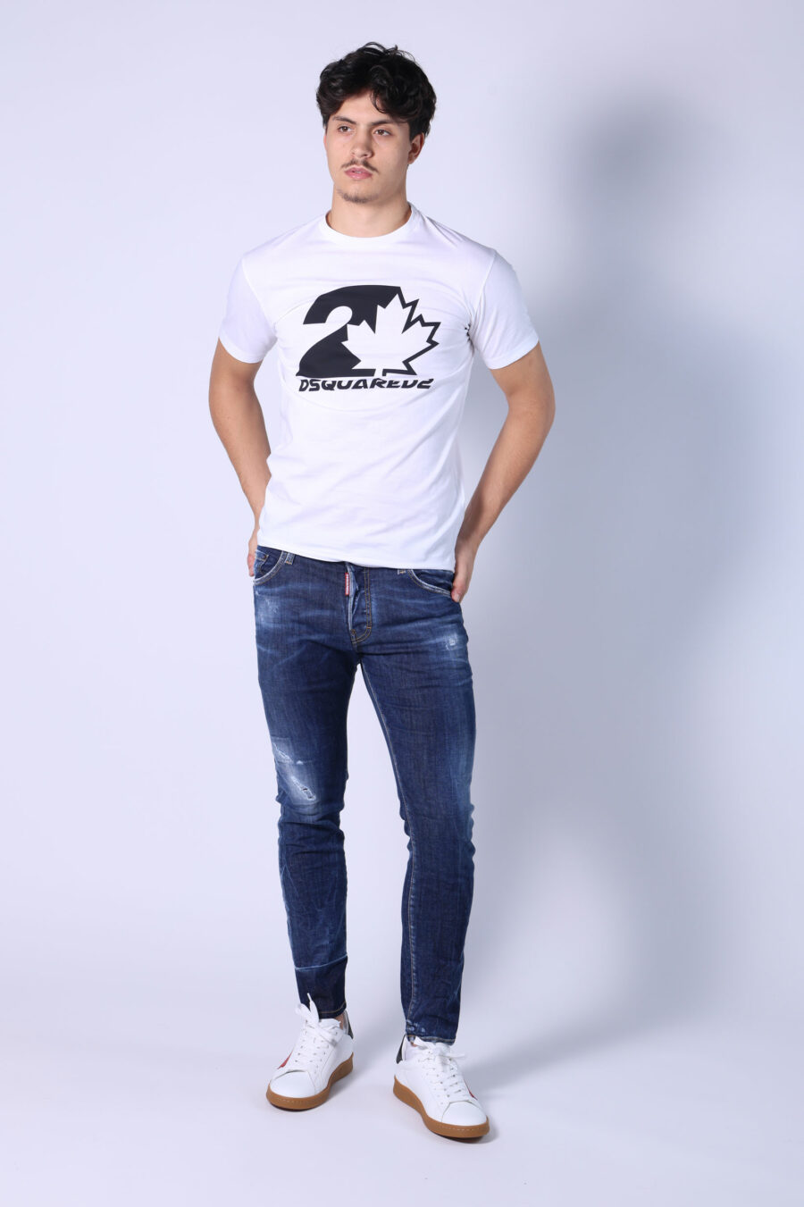 Camiseta blanca con maxilogo gráfico hoja delineada - Untitled Catalog 05479