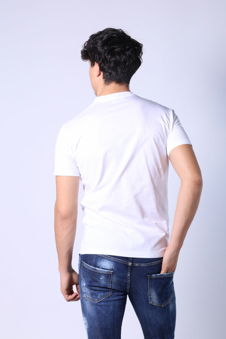 Camiseta blanca con maxilogo gráfico hoja delineada - Untitled Catalog 05484