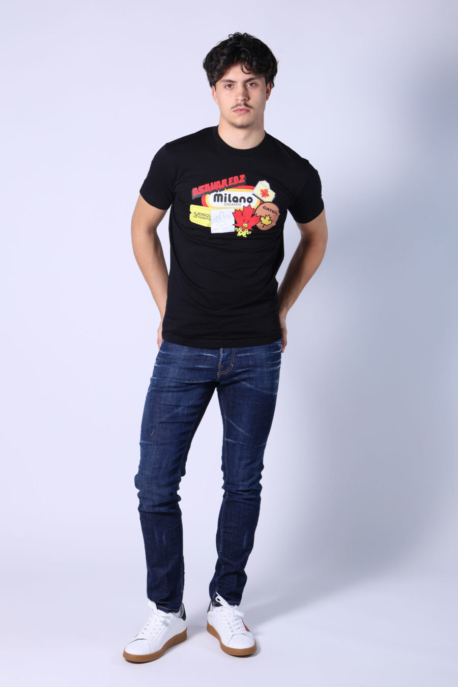 Schwarzes T-Shirt mit "sitckers" Maxi-Logo - Untitled Catalog 05492