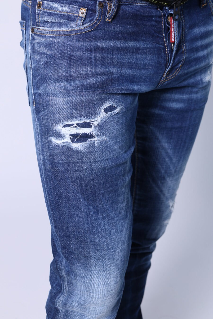Jean slim "Slim jean" bleu semi-usé avec déchirures - Untitled Catalog 05531