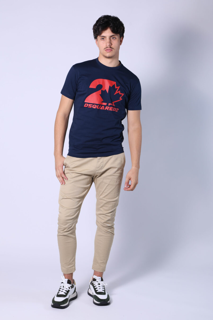 T-shirt azul escura com mini-logotipo vermelho em gráfico de folhas delineadas - Untitled Catalog 05623
