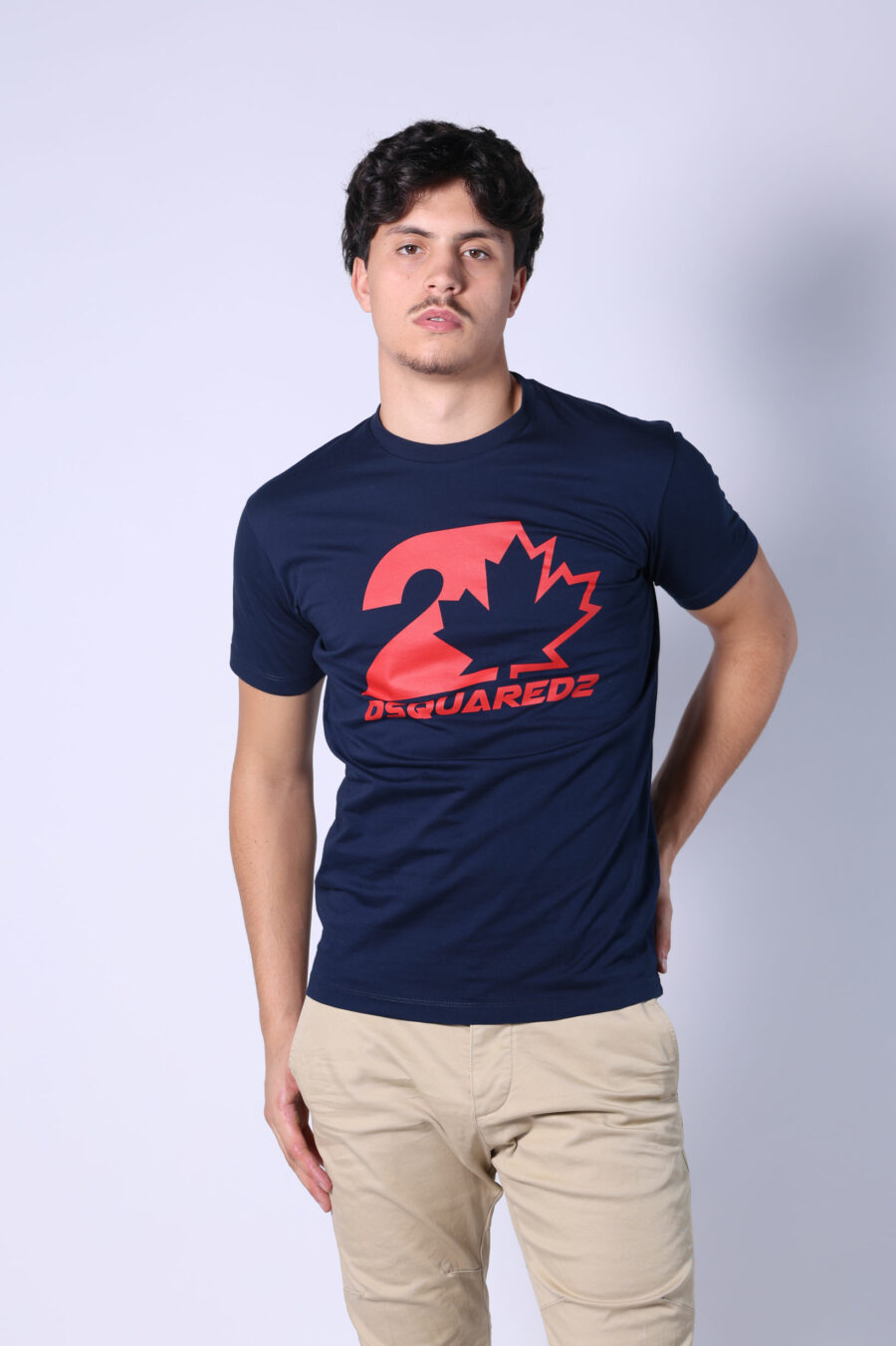 T-shirt azul escura com mini-logotipo vermelho em gráfico de folhas delineadas - Untitled Catalog 05624