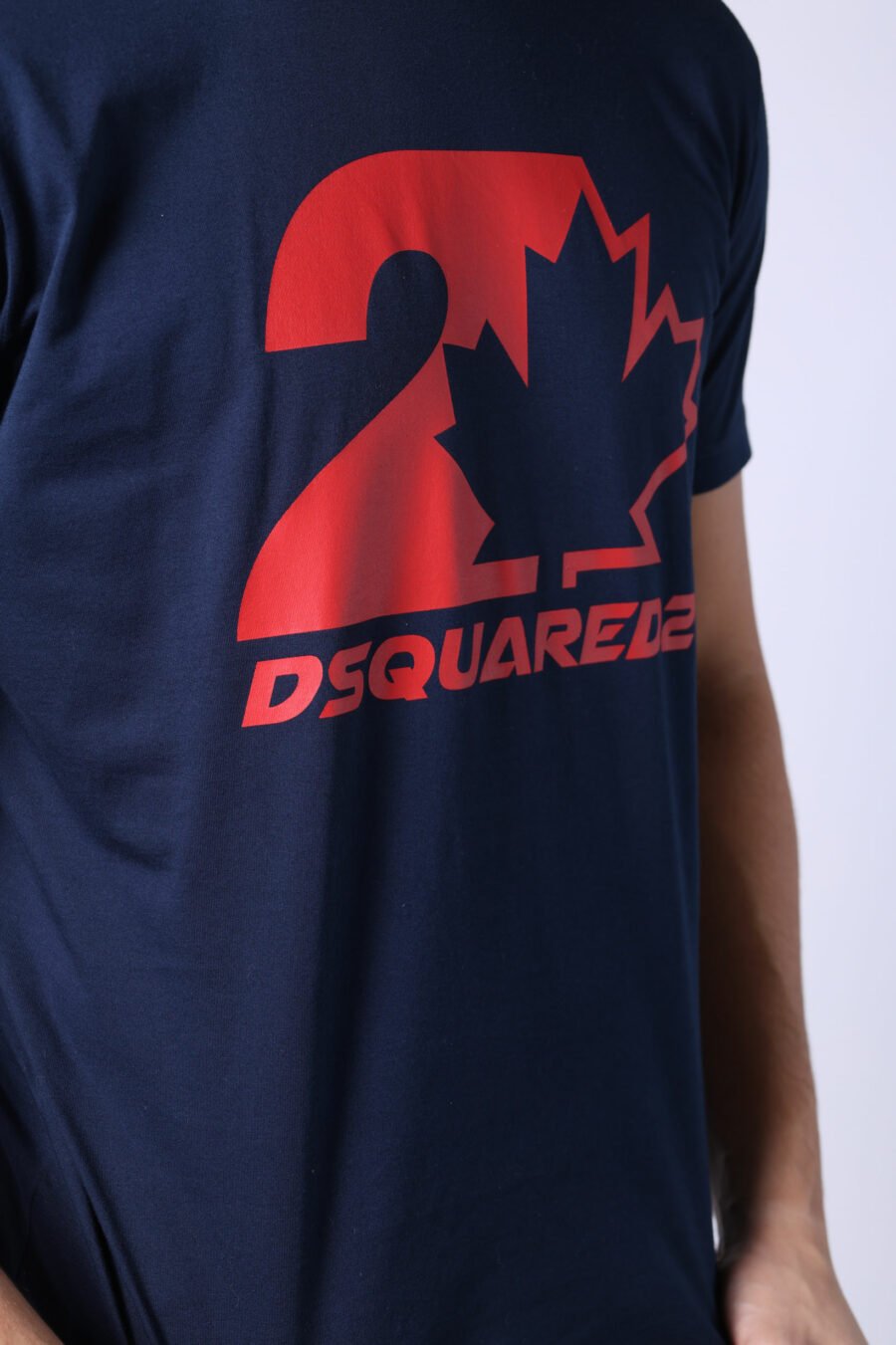 Dunkelblaues T-Shirt mit rotem Mini-Logo in umrissener Blattgrafik - Untitled Catalog 05625